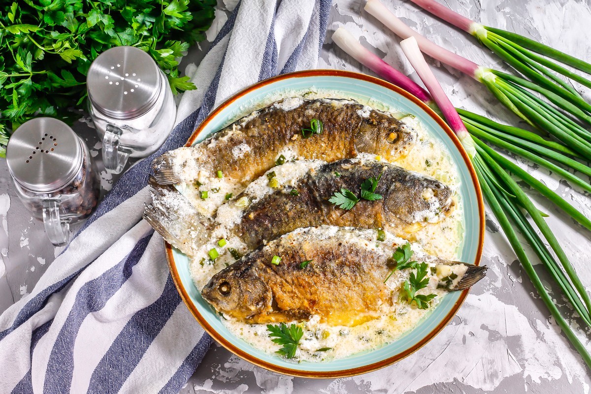 Gebackener Karpfen in Schmandsauce mit Zwiebeln