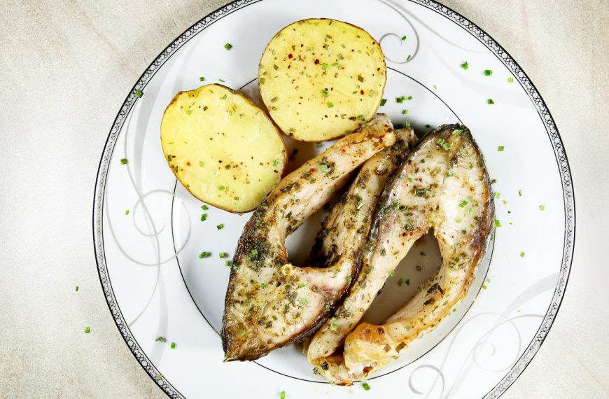 Gebackener Karpfen mit Gemüse im Backofen
