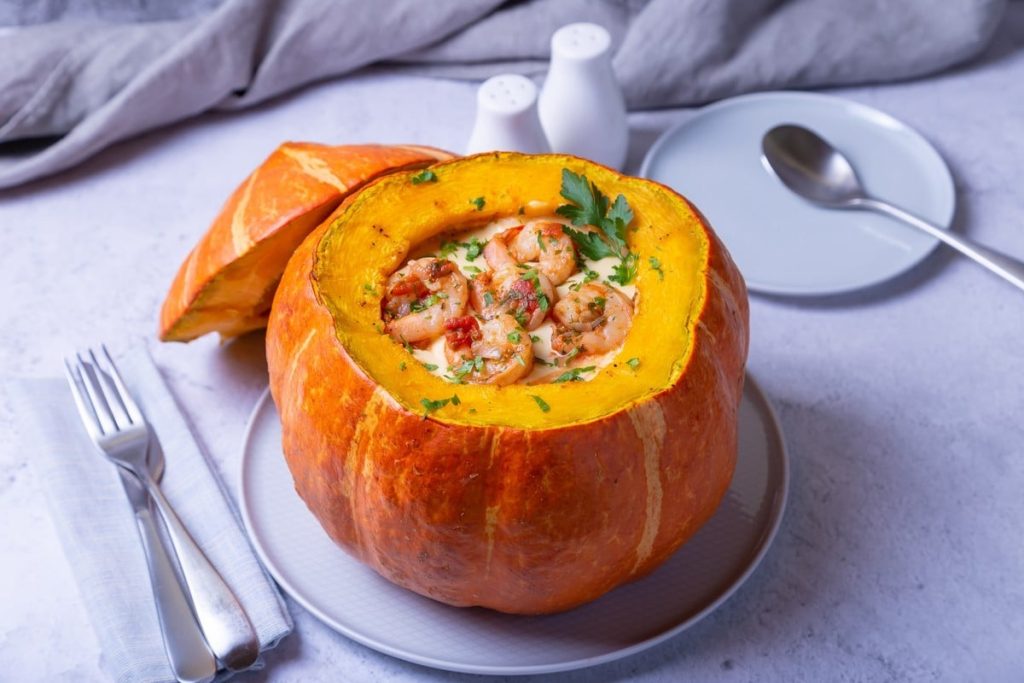 Gebackener Kürbis gefüllt mit Garnelen in einer Bechamelsauce