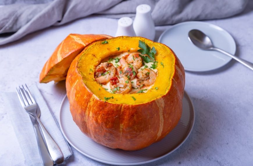 Gebackener Kürbis gefüllt mit Garnelen in einer Bechamelsauce