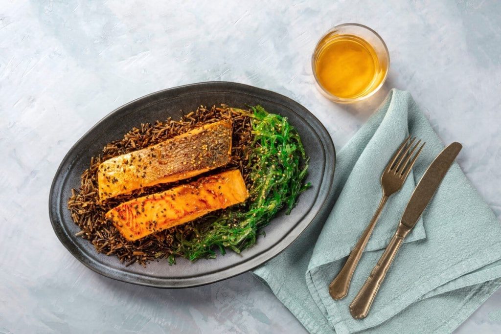 Gebackener Lachs mit Miso Paste und Reiswein im Ofen