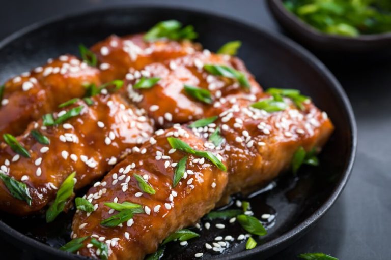 Gebackener Lachs mit Sojasauce, Sesam und Honig Marinade