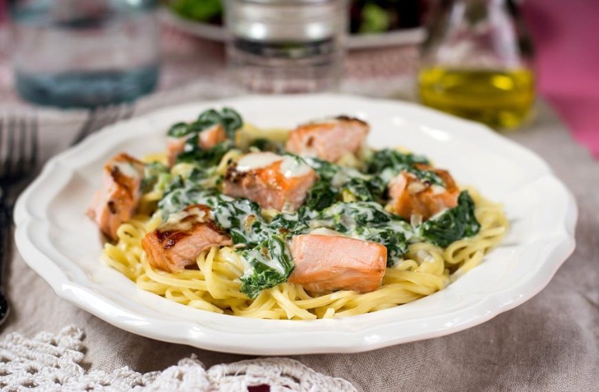 Gebackener Lachs mit Spinat Sahne Soße und Nudeln