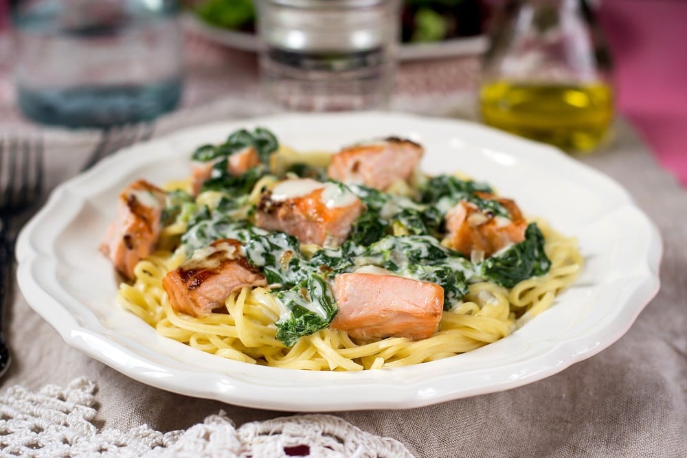 Gebackener Lachs mit Spinat Sahne Soße und Nudeln