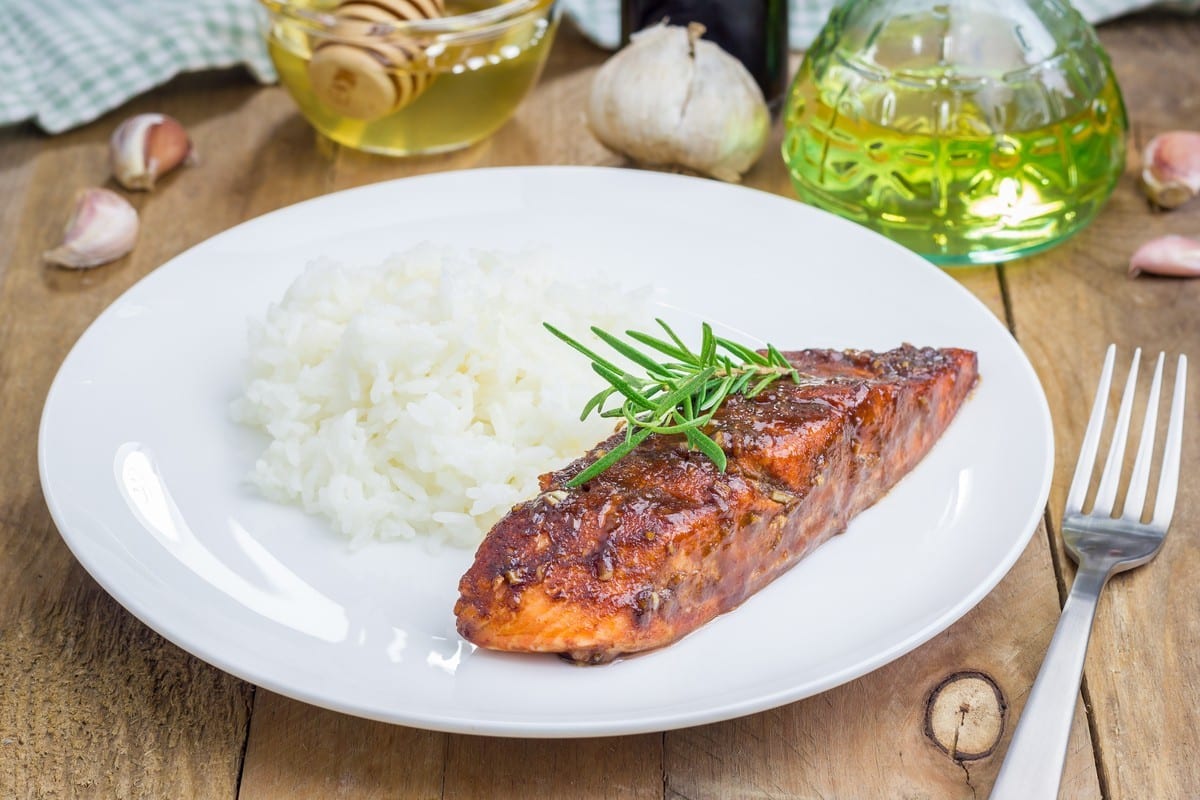 Gebackener Lachs mit Süß sauren Sauce aus Rosinen und Balsamico