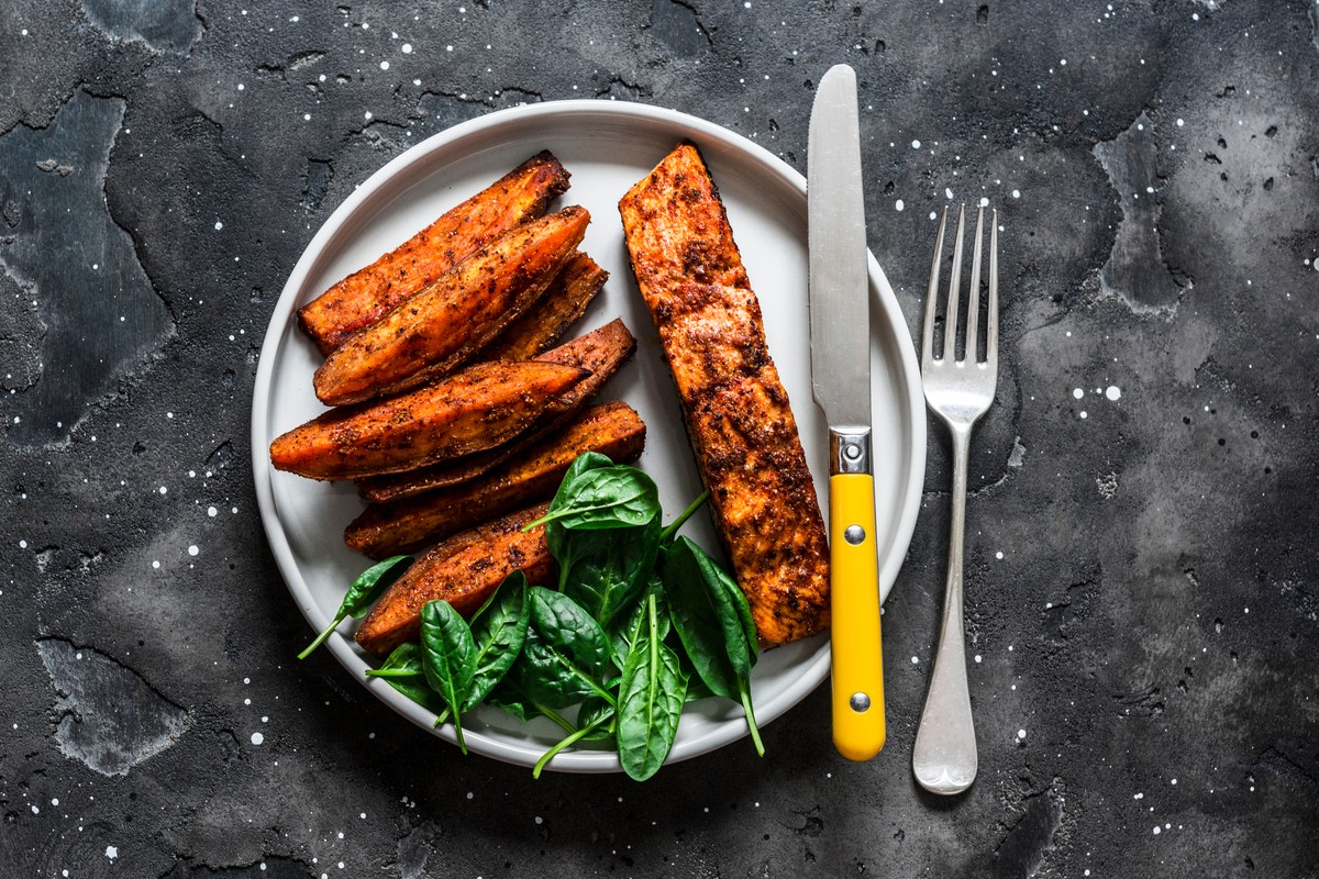 Gebackener Lachs mit Süßkartoffeln in Honigmarinade