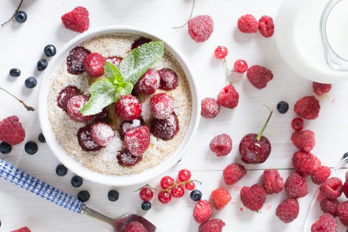 Gebackener Porridge mit Bananen und Beeren