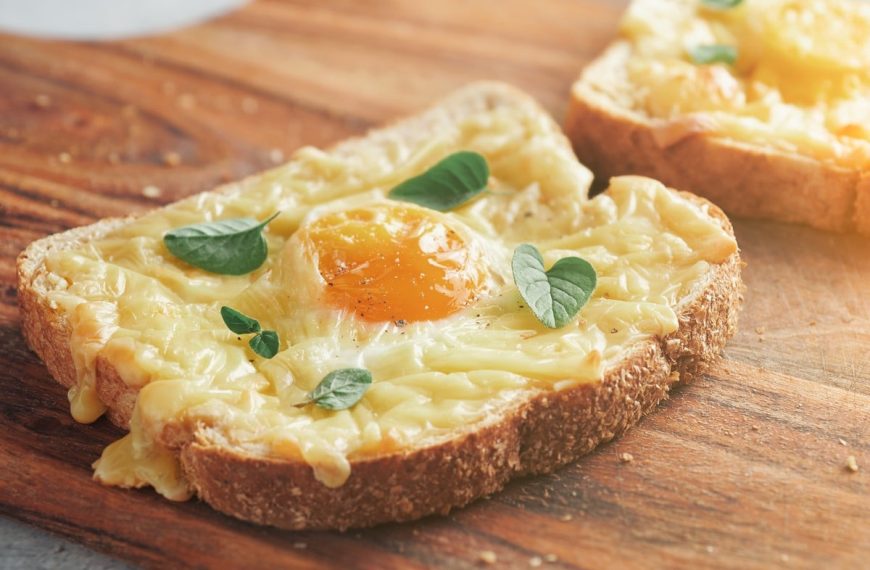Gebackener Toast mit Ei und Käse zum Frühstück