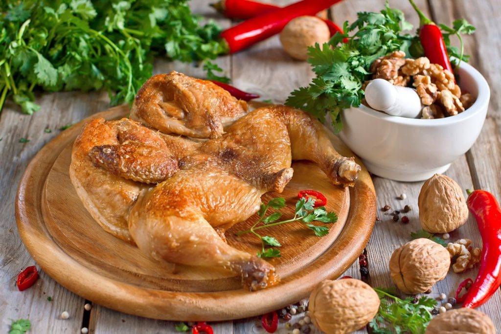 Gebackenes Hähnchen mit Zitronensaft und Honig im Ofen