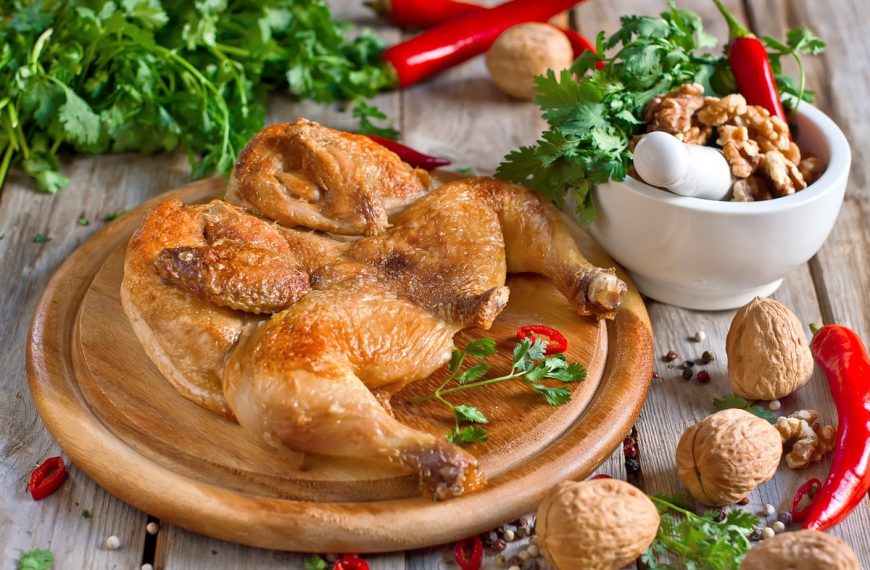 Gebackenes Hähnchen mit Zitronensaft und Honig im Ofen