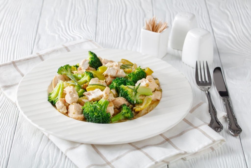 Gebackenes Hähnchenfleisch mit Zucchini