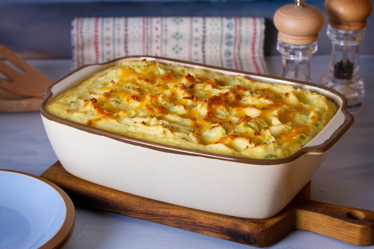 Gebackenes Kartoffelpüree mit Frischkäse und Sauerrahm im Ofen