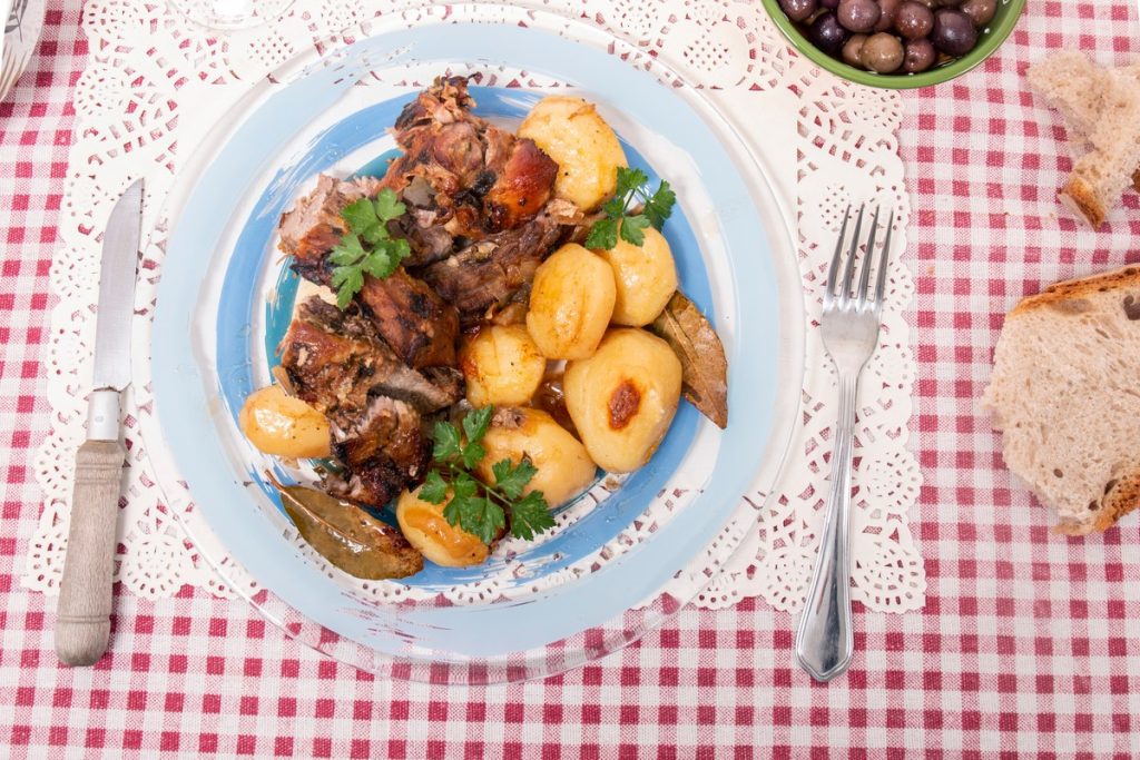 Gebackenes Lammfleisch mit Kartoffeln und Weißwein