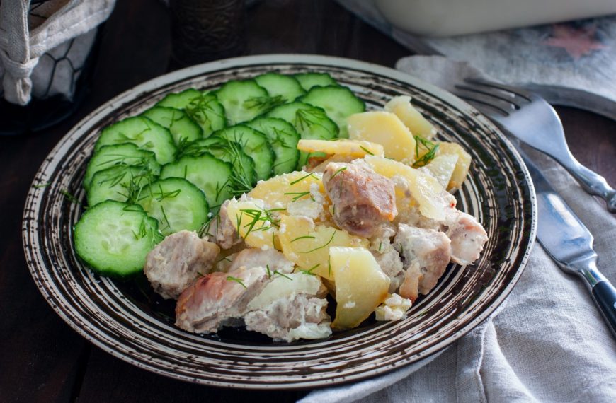 Gebackenes Schweinefleisch mit Kartoffeln und Zwiebeln