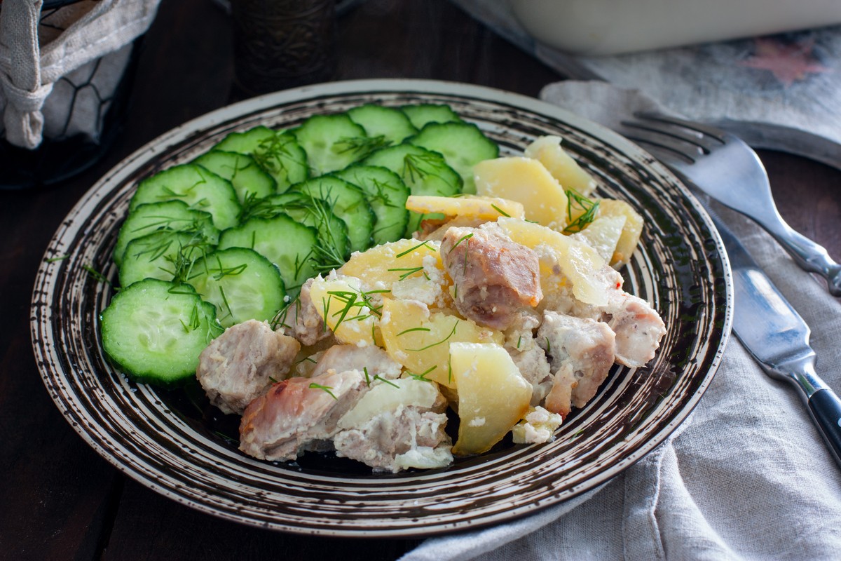 Gebackenes Schweinefleisch mit Kartoffeln und Zwiebeln