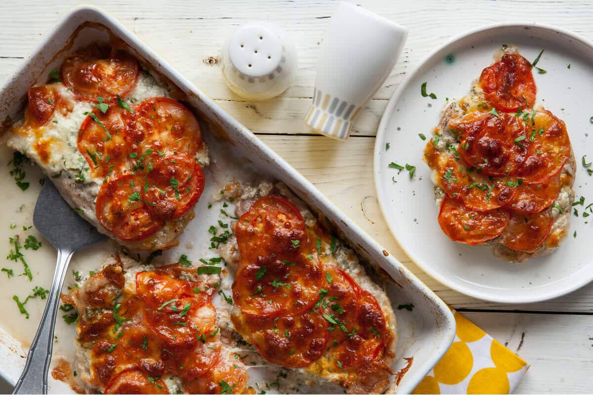 Gebackenes Schweinefleisch mit Tomaten und Käse im Ofen