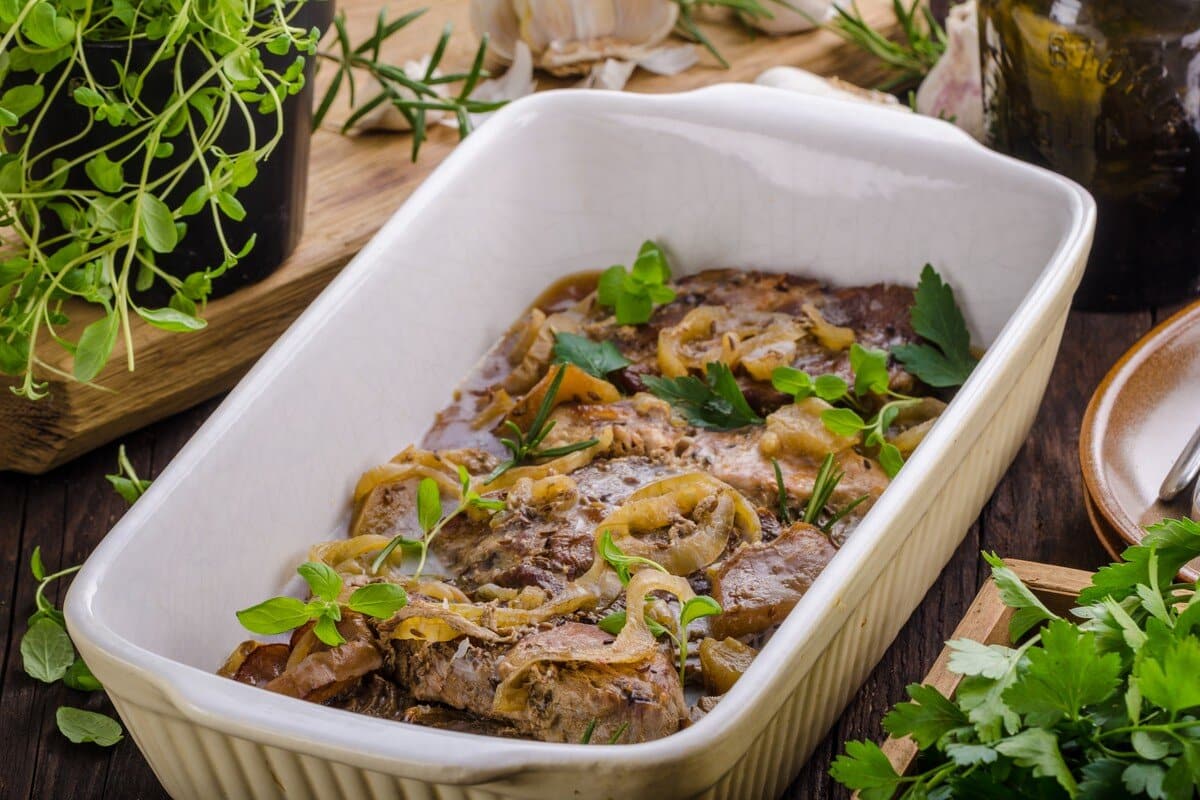 Gebackenes Schweinefleisch mit Zwiebeln und Gewürzen