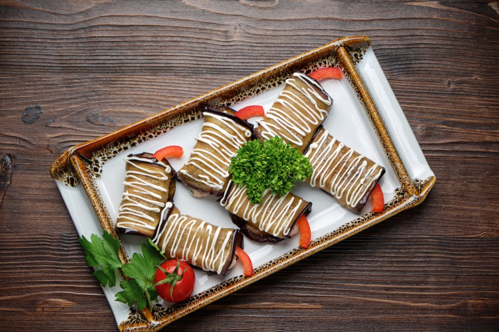 Gebratene Auberginen mit Hähnchenbrustfilet und Tomaten