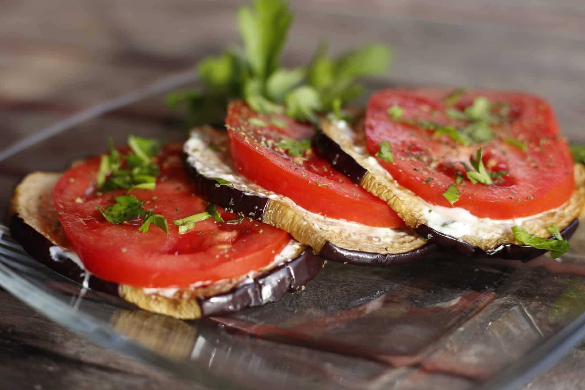 Gebratene Auberginen mit Tomaten und Knoblauch