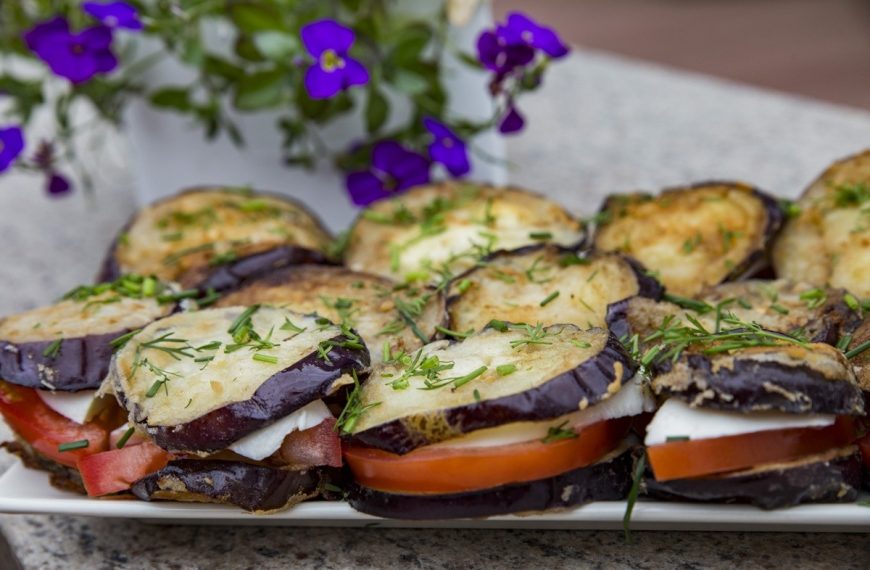 Gebratene Auberginen mit Tomaten und Mozzarella