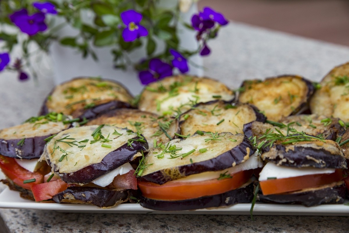 Gebratene Auberginen mit Tomaten und Mozzarella