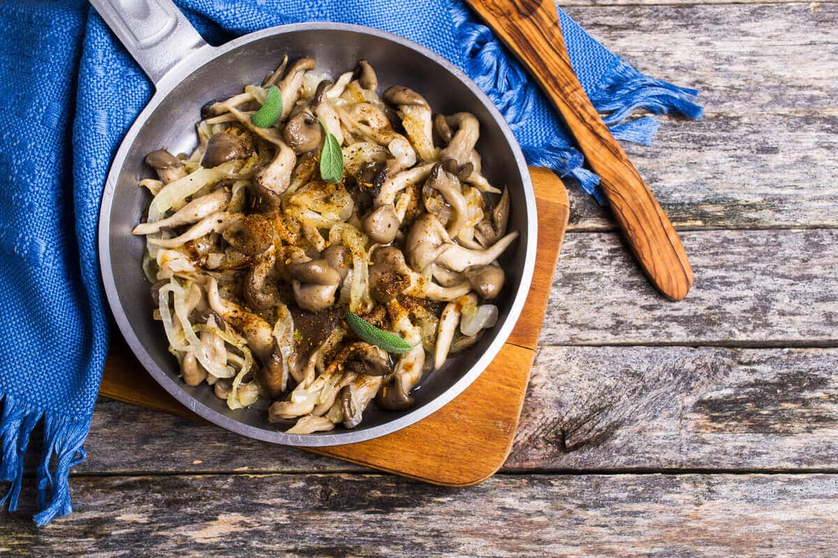 Gebratene Auster Pilze mit Zwiebeln