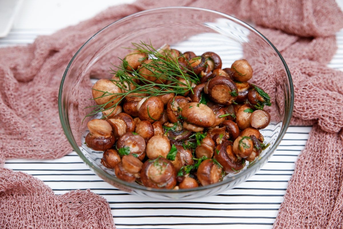 Gebratene Champignons mit Knoblauch und Zwiebeln