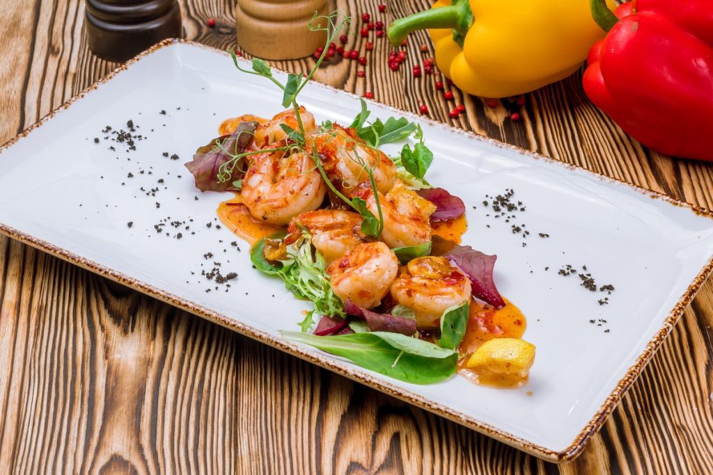 Gebratene Garnelen in süß saurer Soße mit Knoblauch