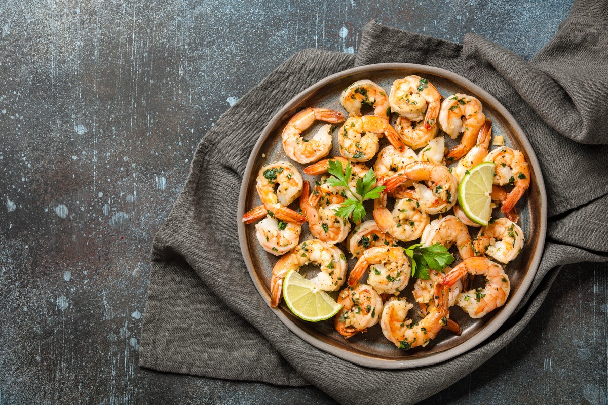 Gebratene Garnelen mit Knoblauch aus der Pfanne