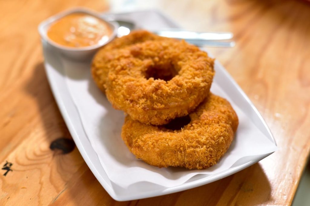 Gebratene Hähnchendonuts mit Kartoffeln und Knoblauch