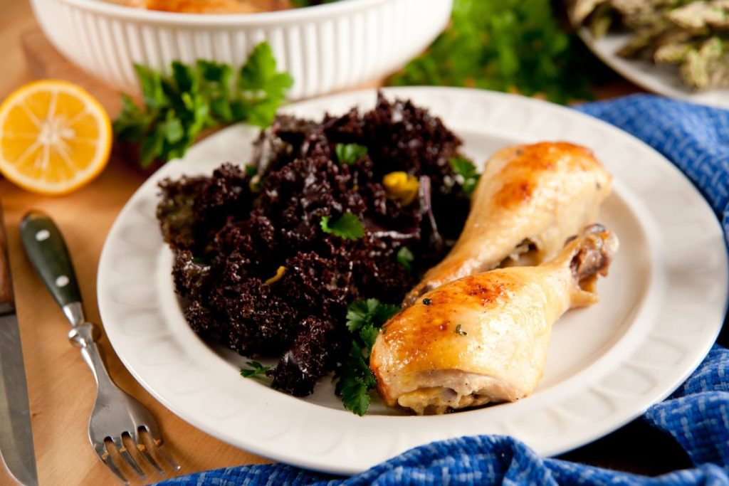 Gebratene Hähnchenkeulen mit Champignon Rahmsoße