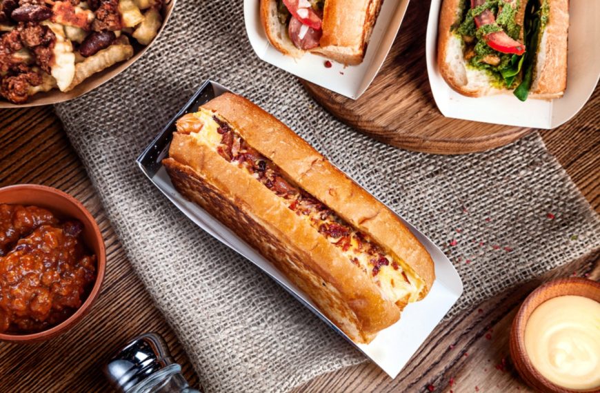 Gebratene Hot Dogs mit geschmolzenem Käse und Knoblauchbutter