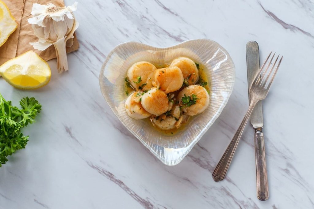 Gebratene Jakobsmuscheln mit Zitrone und Kräutern