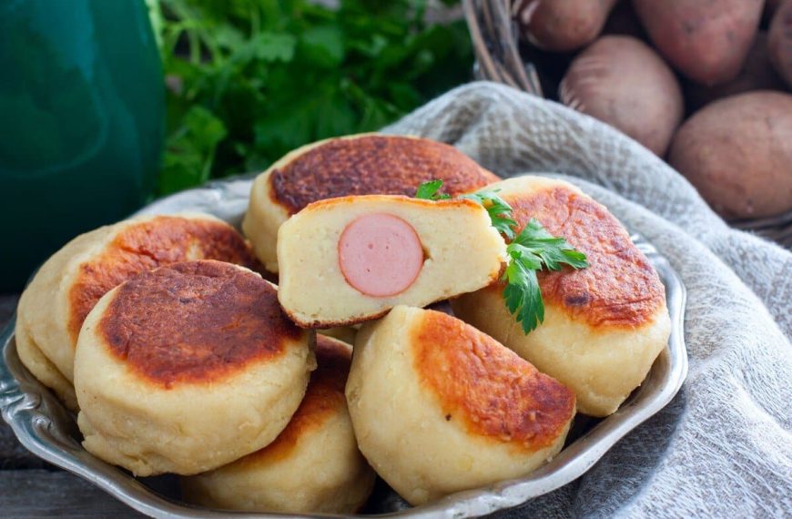 Gebratene Kartoffelknödel mit Würstchen aus der Pfanne