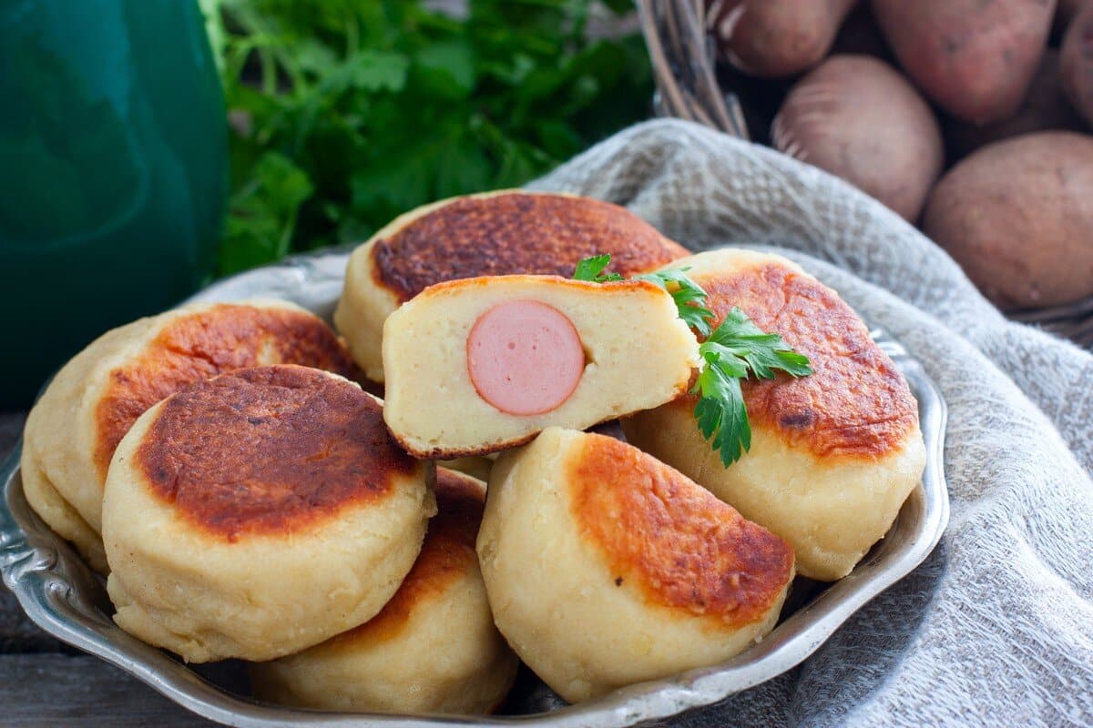 Gebratene Kartoffelknödel mit Würstchen aus der Pfanne