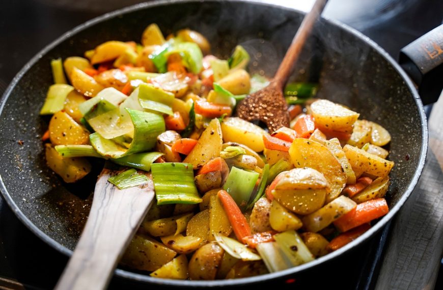 Gebratene Kartoffeln mit Möhren und Porree