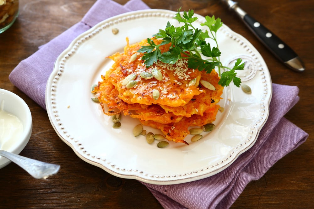 Gebratene Kürbispuffer mit Eiern und Käse aus der Pfanne