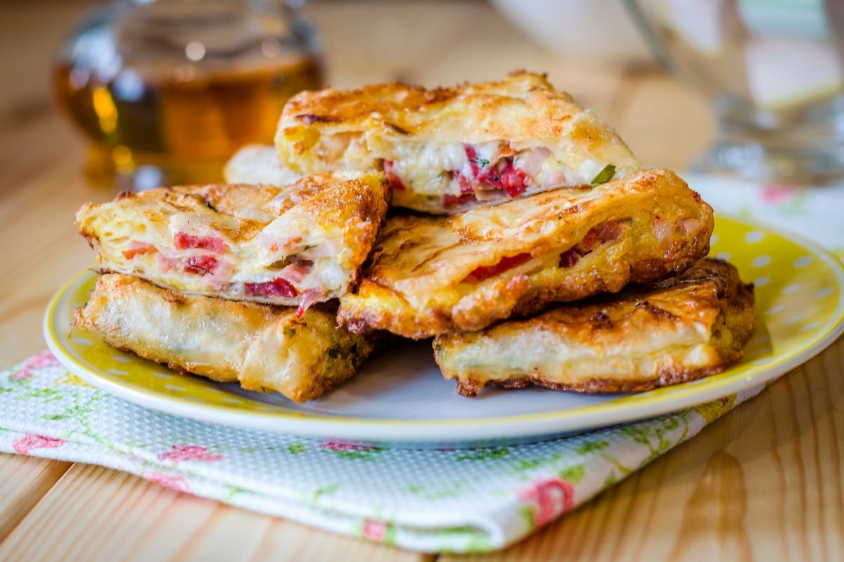 Gebratene Pita mit Würstchen