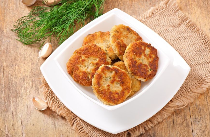 Gebratene Quarkküchlein mit Kartoffelteig und Dill