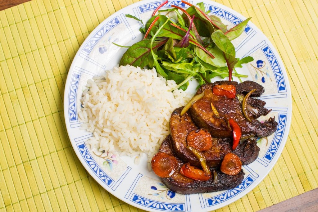 Gebratene Rinderzunge mit Knoblauch