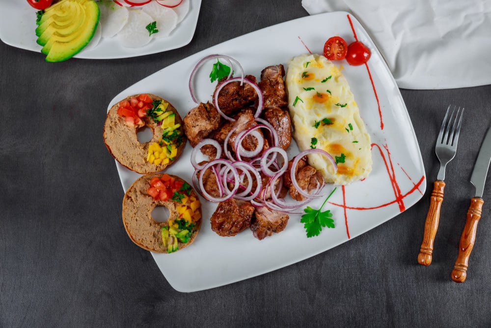 Gebratene Schweinefleisch Schaschlik Spieße aus der Pfanne