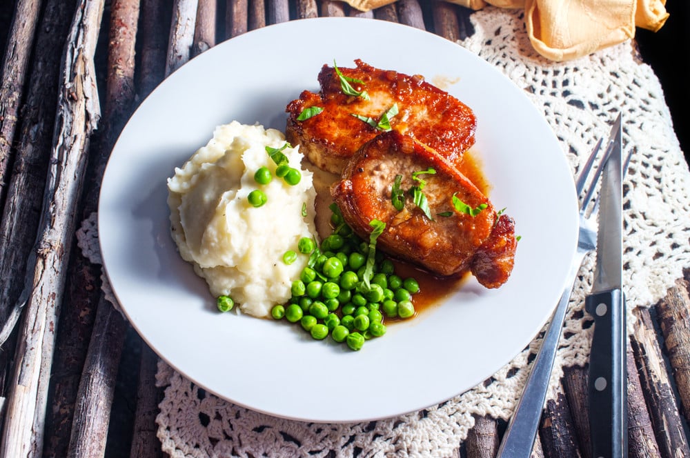 Gebratene Schweinekoteletts in Honigsauce mit Knoblauch