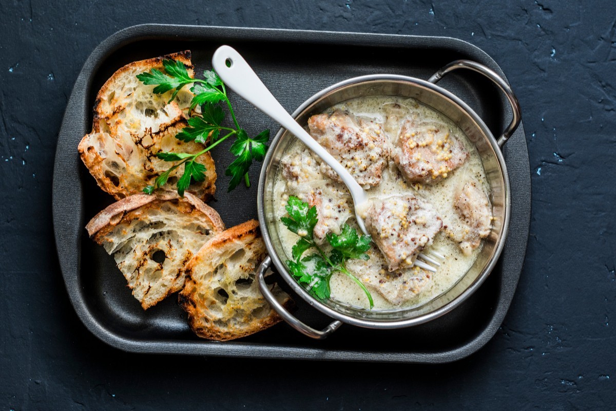 Gebratene Schweinemedaillons mit Knoblauch und Senf in Sahnesoße