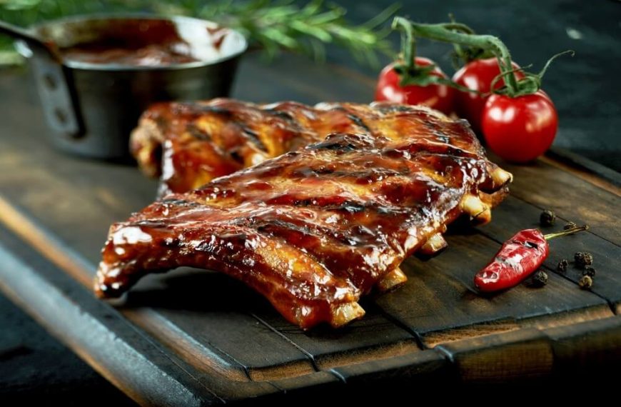 Gebratene Schweinerippchen in Honig-Senf-Sauce und Orangensaft