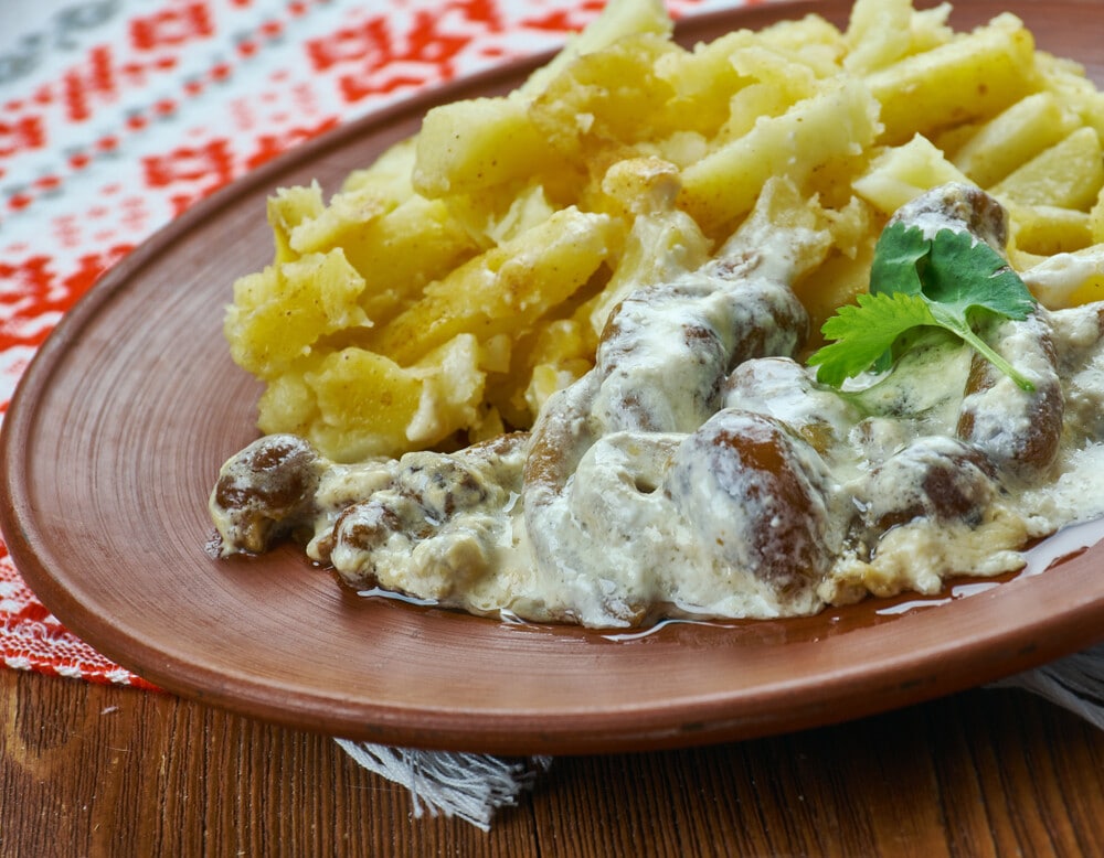 Gebratene Steinpilze mit Zwiebeln in Schmandsoße