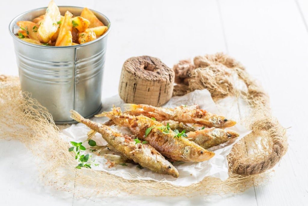 Gebratene Stinte Fische mit Zitronen und frischen Kräutern