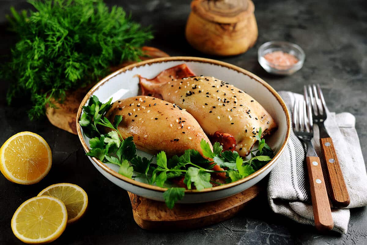 Gebratene Tintenfische mit Champignons, frischen Kräutern und Käse