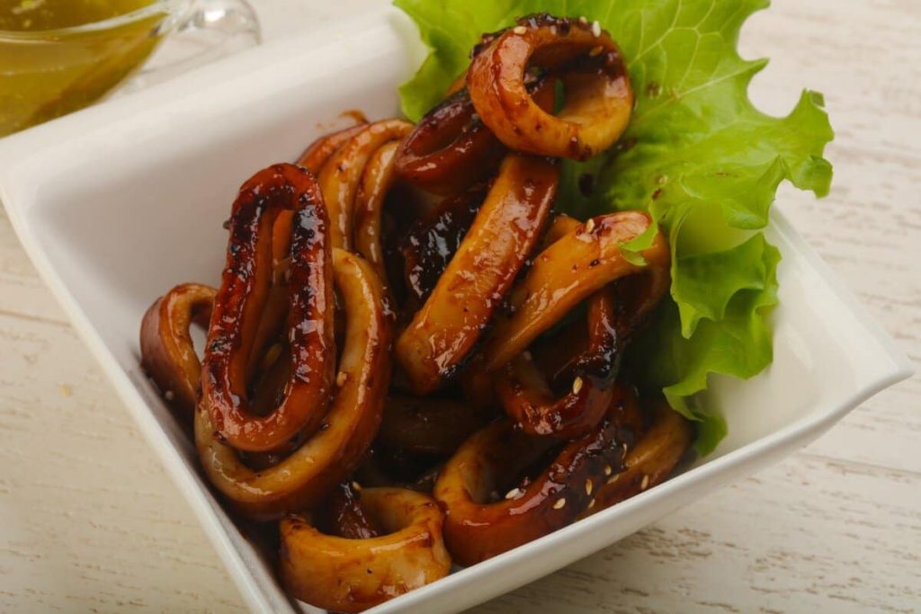 Gebratene Tintenfische mit Sojasauce