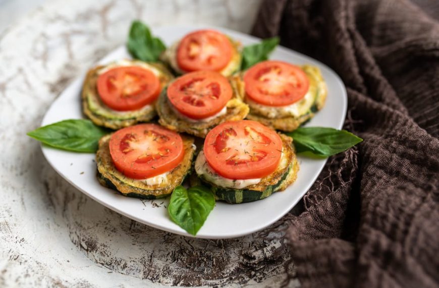 Gebratene Zucchini mit Tomaten, Mayonnaise und Knoblauch