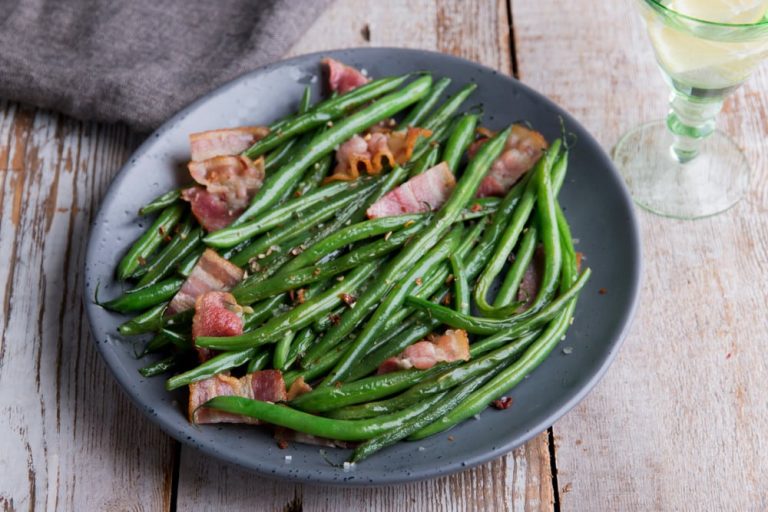 Gebratene grüne Bohnen mit Bacon Speck und Knoblauch